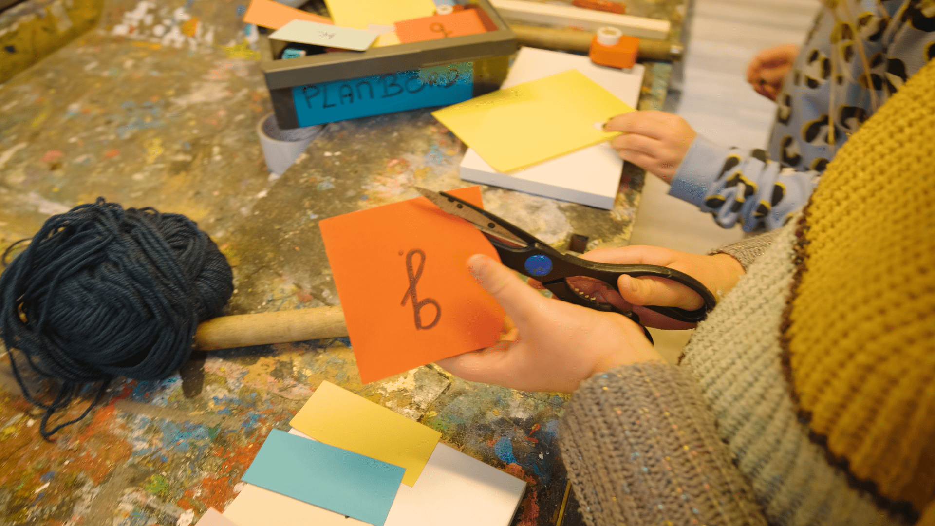 Knutselen, knippen en plakken met verschillende materialen en gekleurd papier